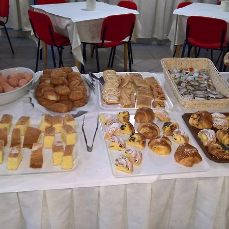 Hotel Elvezia Песаро Екстериор снимка