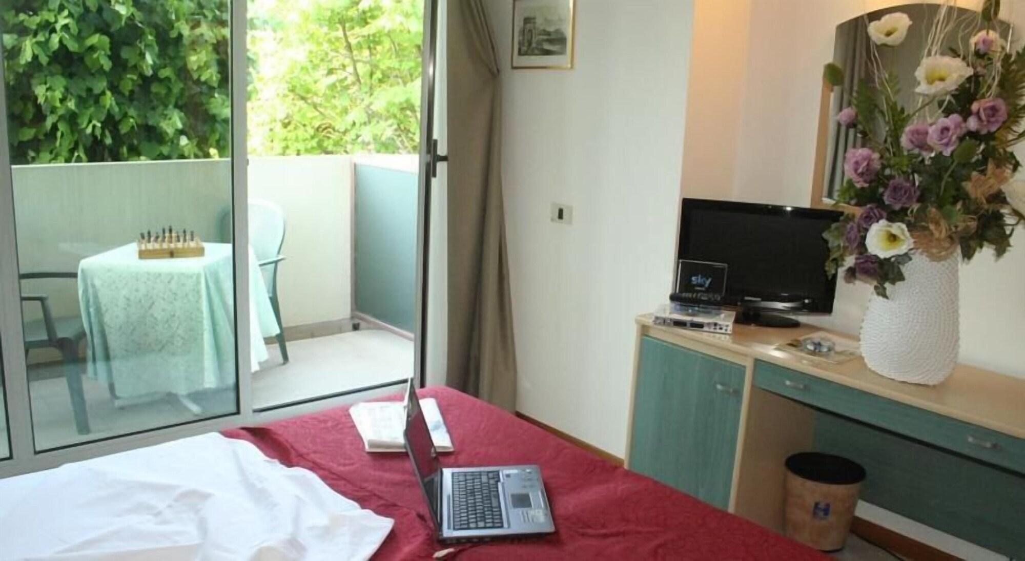 Hotel Elvezia Песаро Екстериор снимка