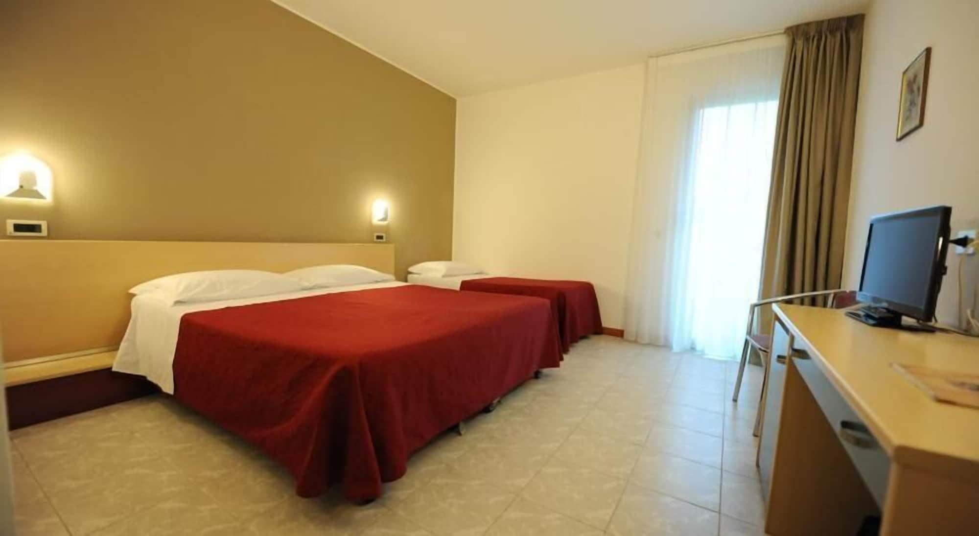 Hotel Elvezia Песаро Екстериор снимка