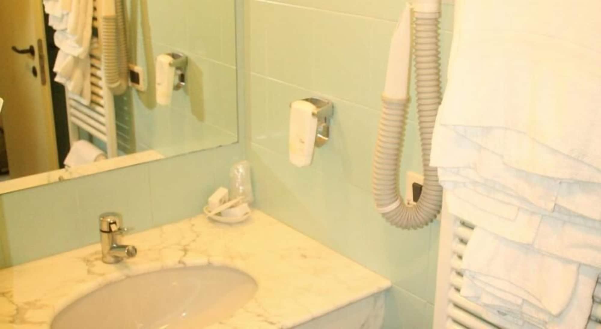 Hotel Elvezia Песаро Екстериор снимка