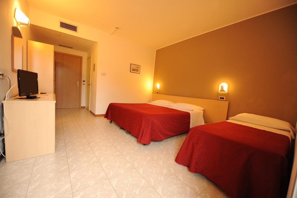 Hotel Elvezia Песаро Стая снимка