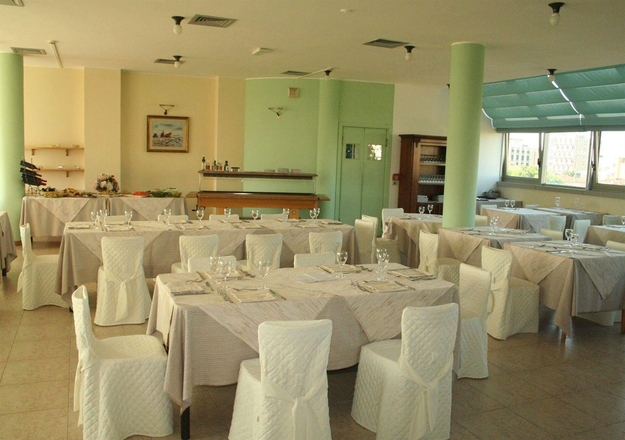 Hotel Elvezia Песаро Екстериор снимка