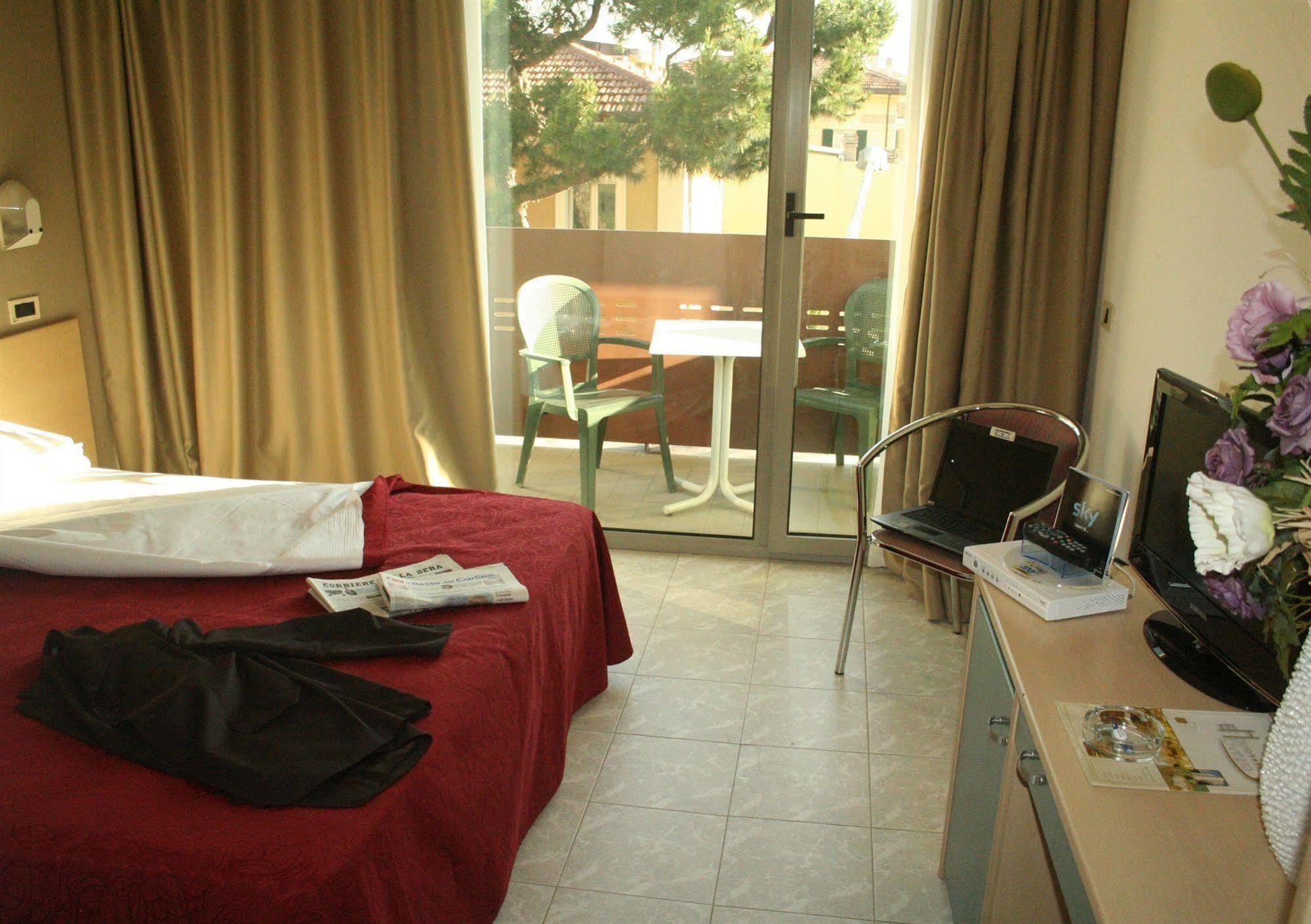 Hotel Elvezia Песаро Екстериор снимка