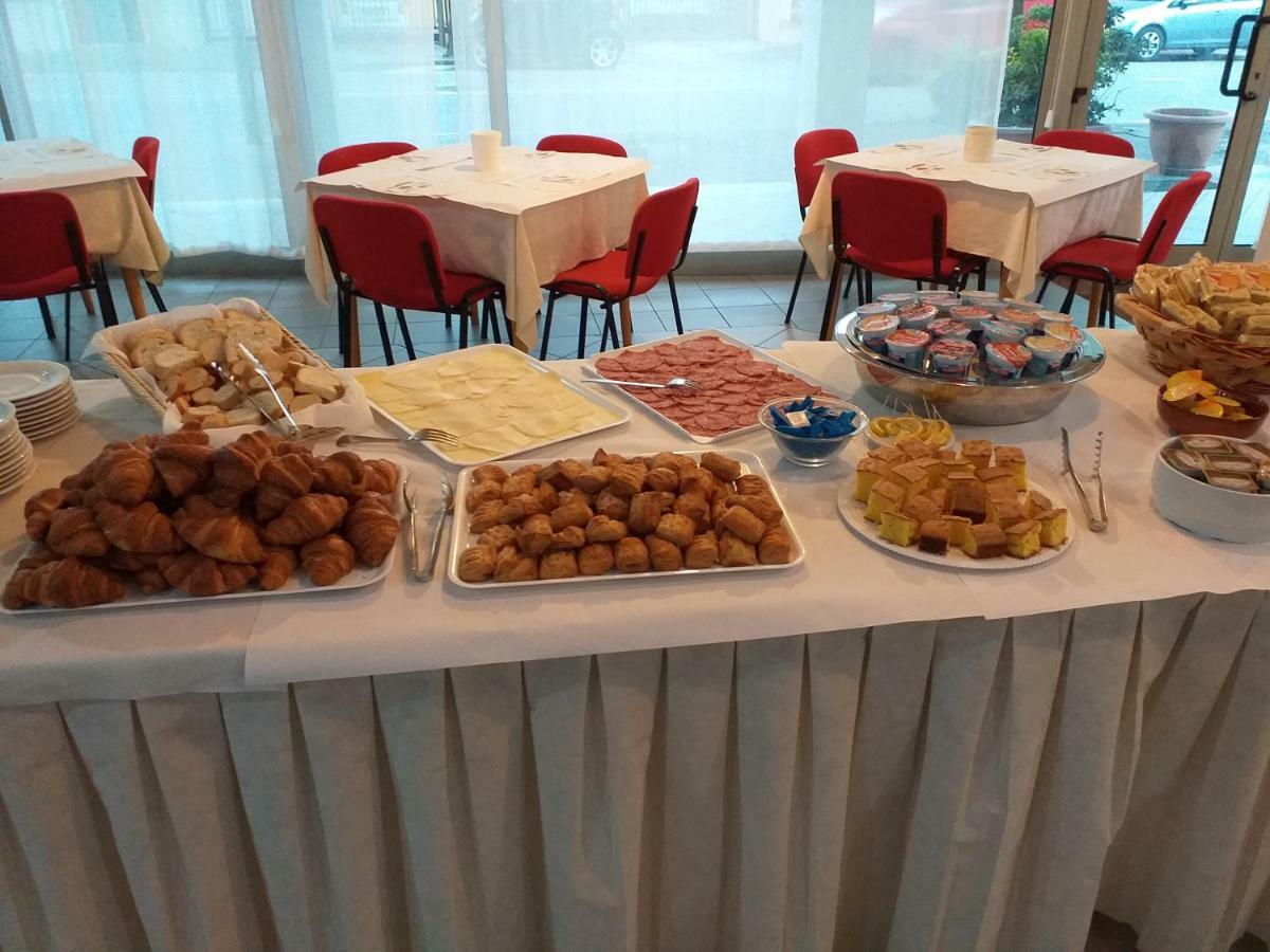 Hotel Elvezia Песаро Екстериор снимка